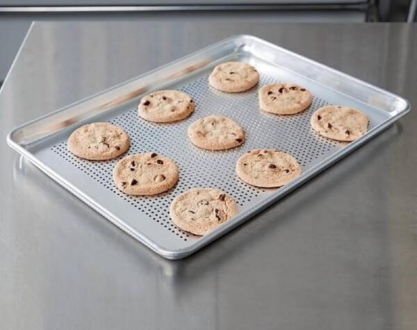 Are aluminum baking sheets safe