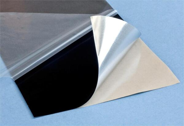 Rollo de papel de aluminio negro. 